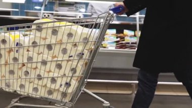 Dünya çapında grip salgını ve COVID-19 koronavirüs salgını yüzünden tuvalet kağıdı kıtlığı baş gösterdi.
