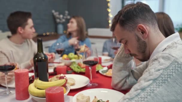 Un homme ivre et fatigué s'endort à une fête — Video