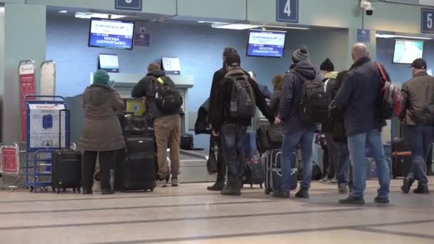 Omsk. Rusia - Apr 3, 2020: La cola de personas en máscaras esperando en línea en el aeropuerto de Omsk durante la pandemia de virus de la corona covid-19. — Vídeo de stock