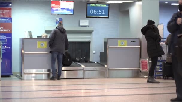 Omsk. Rusia - Apr 3, 2020: La cola de personas en máscaras esperando en línea en el aeropuerto de Omsk durante la pandemia de virus de la corona covid-19. — Vídeo de stock