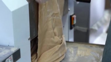 Hamur ürünleri üretimi. Hamuru yuvarlama makinesinin üzerine yuvarlama işlemi