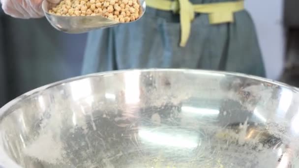 Il verse la farine blanche dans une tasse d'argent. Farine de pois chiches — Video