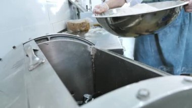 Hamur ürünleri üretimi. Hamuru yuvarlama makinesinin üzerine yuvarlama işlemi