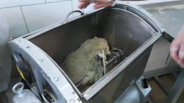 Hamur ürünleri üretimi. Hamuru yuvarlama makinesinin üzerine yuvarlama işlemi