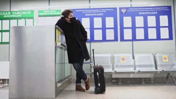 Passageiro estressado no aeroporto, atraso e cancelamento de voo, viagens de negócios. — Vídeo de Stock