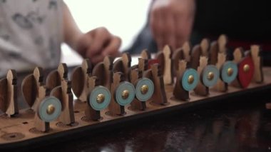 Eski bir masa oyunu oynayan çocukların ellerini kapat