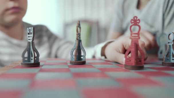 Zwei Jungen spielen Schach in einem schönen Zimmer. — Stockvideo