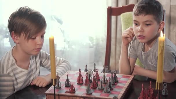 Zwei Jungen spielen Schach in einem schönen Zimmer — Stockvideo