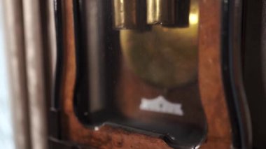 Duvardaki ahşap sarkacı kapat..