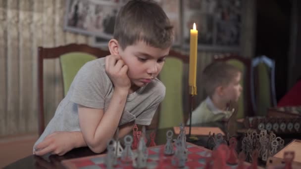 Dois meninos jogar xadrez em uma bela sala — Vídeo de Stock