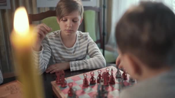 Двоє хлопчиків грають у шахи в красивій кімнаті — стокове відео