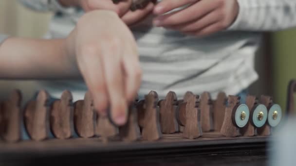 Close up Kinderhände, die ein altes Brettspiel spielen — Stockvideo