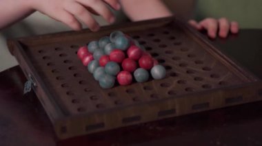 Oyun alanında kırmızı ve mavi topları olan masa oyunu