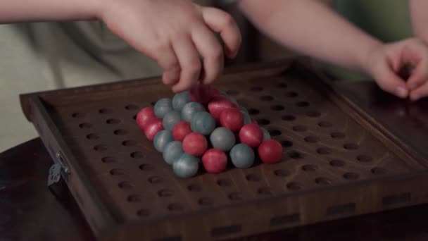 Brettspiel mit roten und blauen Kugeln auf dem Spielfeld — Stockvideo