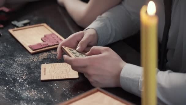 Zakenmensen team zitten rond vergadertafel en het assembleren van kleur puzzel. — Stockvideo