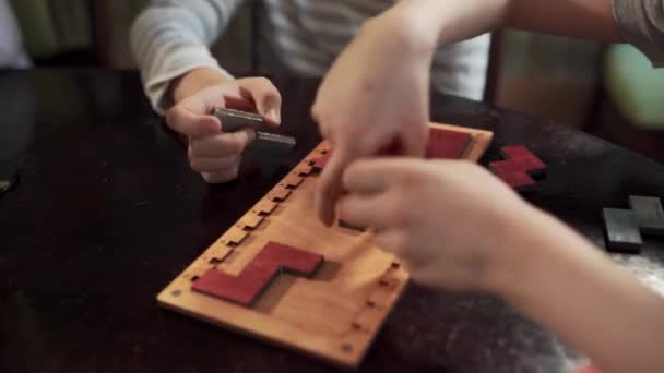 Close up das mãos de crianças que coletam um quebra-cabeça colorido — Vídeo de Stock