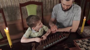 Baba oğluyla bir bulmaca topluyor.