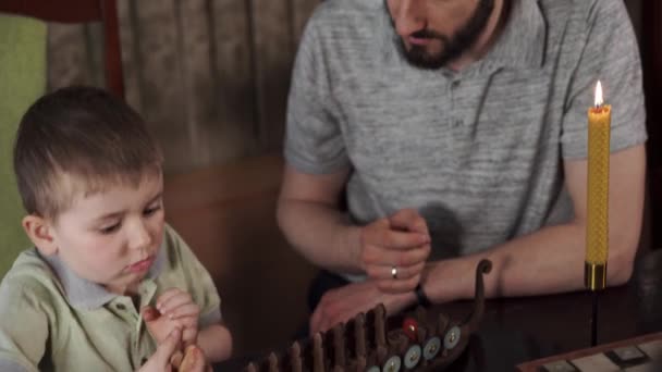 Pai coleta um quebra-cabeça com seu filho — Vídeo de Stock