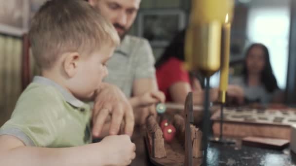 Pai coleta um quebra-cabeça com seu filho — Vídeo de Stock