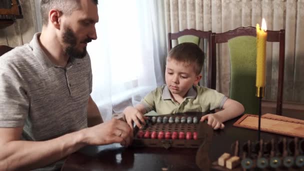 Pai coleta um quebra-cabeça com seu filho — Vídeo de Stock