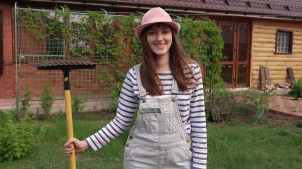 Porträt der kaukasischen jungen schönen Frau mit Kappe, die fröhlich in die Kamera lächelt — Stockvideo