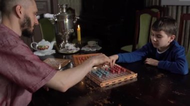 Kırmızı oyun alanında kırmızı ve mavi topları olan masa oyunu, siyah arkaplan