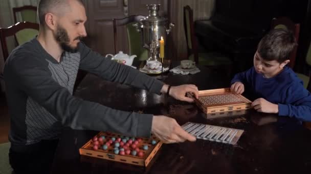 Brädspel med röda och blå bollar på den röda spelplanen, svart bakgrund — Stockvideo