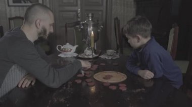 Yan manzara, 6 'lı yaşların tatlı oğlu ve genç babası içeride oyun oynuyorlar..