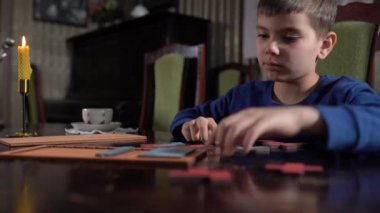 Babası ve küçük tatlı çocuğu bulmaca çözüyor. Babası ve küçük oğlu evde boş vakit geçiriyorlar..