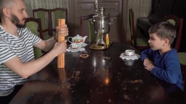 Baba ve oğul evde oyun oynuyorlar. Baba ve oğlunun evde oyun oynarken çekilen görüntüleri kapat..