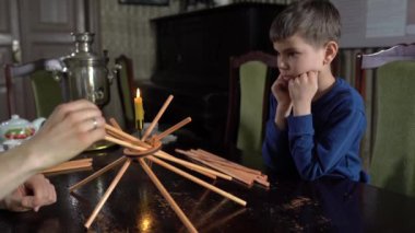 Baba ve oğul evde oyun oynuyorlar. Baba ve oğlunun evde oyun oynarken çekilen görüntüleri kapat..