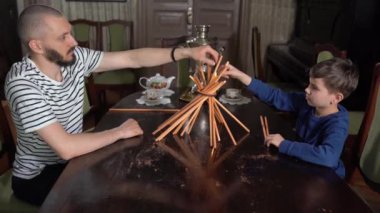 Baba ve oğul evde oyun oynuyorlar. Baba ve oğlunun evde oyun oynarken çekilen görüntüleri kapat..