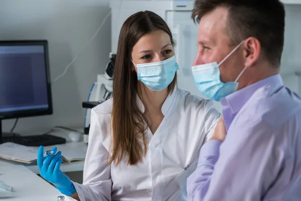 Mãos femininas médico enfermeiro em luvas de látex segurar seringa com a vacina do medicamento, Fotografias De Stock Royalty-Free