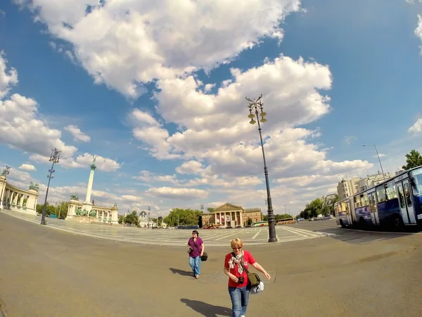 Budapest - ca. Juli 2014: Touristen besuchen Millenniumsdenkmal — Stockfoto