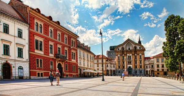 LJUBLJANA, ESLOVENIA - 28 DE JULIO DE 2014: Calle en el centro histórico de la ciudad — Foto de Stock