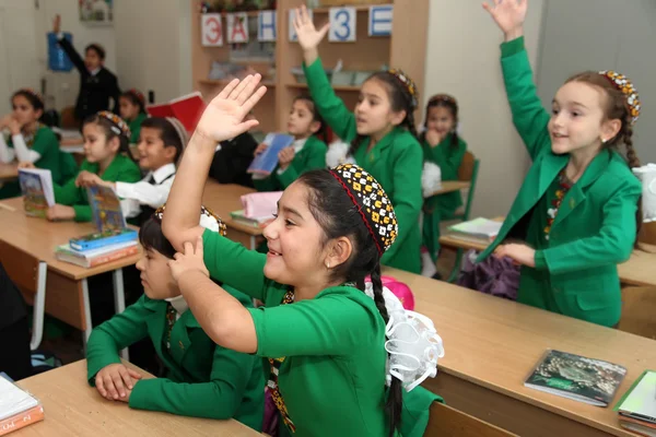 Ashgabad, Turkmenistán - 4 de noviembre de 2014. Grupo de estudiantes en —  Fotos de Stock