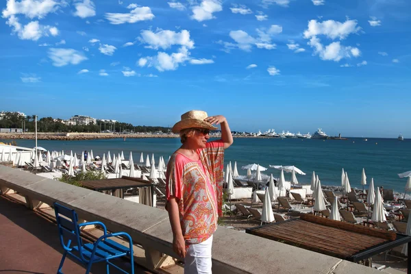 Cannes, Francie - 5. července 2015. Žena při pohledu na moře, na Cro — Stock fotografie