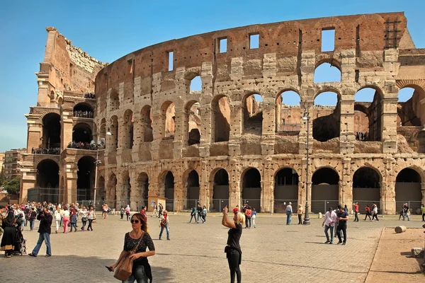 ROMA, ITALIA - 7 DE ABRIL DE 2016: Los turistas que visitan el Coliseo en — Foto de Stock