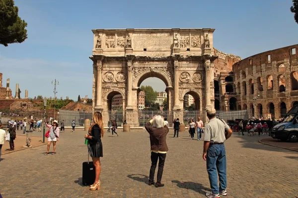 ROMA, ITALIA, 7 DE ABRIL DE 2016: Turistas visitan Arco de Constanti — Foto de Stock
