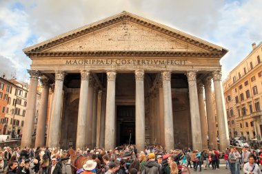 Roma, İtalya - 9 Nisan 2016: Apri'deki Panteon'u ziyaret eden turistler