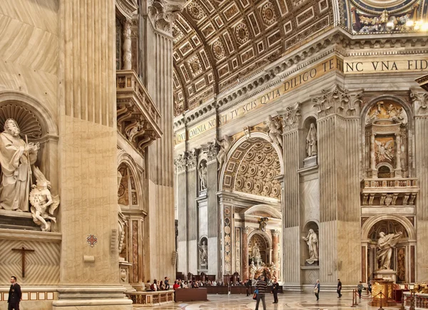 РИМ, ИТАЛИЯ - 10 апреля 2016 года: Интерьер базилики Святого Петра . — стоковое фото