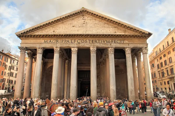 ROME, ITALY - APRIL 9, 2016: Tourists visit the Pantheon on APRI — Stock Photo, Image