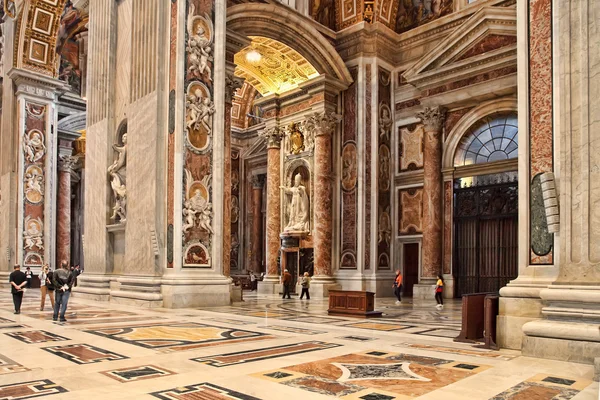 ROMA, ITÁLIA - 10 de abril de 2016: Interior da Basílica de São Pedro . — Fotografia de Stock