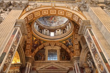 Rome, İtalya - 10 Nisan 2016: İç St. Peter Bazilikası. 