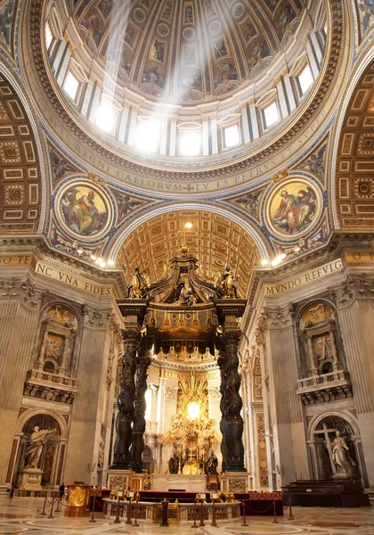 Rom, italien - 10. april 2016: innenraum der basilika des heiligen peter. — Stockfoto