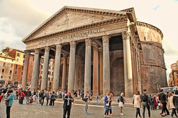 ROME, ITALY - APRIL 9, 2016: Tourists visit the Pantheon — Stock Photo, Image