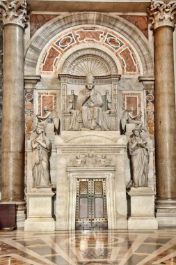 Rome, İtalya - 10 Nisan 2016: İç St. Peter Bazilikası. 