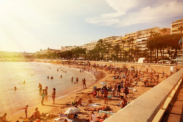 CANNES, FRANCE -  JULY 5, 2015: The beach in Cannes. Cannes loca — Stock Photo, Image