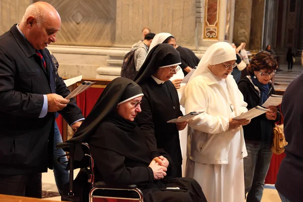 Roma, Italia - 10 DE ABRIL DE 2016: Miles de monjas y sacerdotes son —  Fotos de Stock
