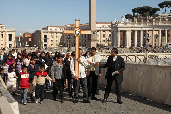 Roma, Italia - 10 DE ABRIL DE 2016: Grupo de peregrinos que van a San Pedro —  Fotos de Stock